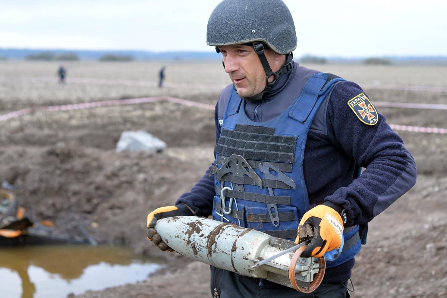 Minen-Räumkommando im Einsatz auf Feldern in der Nordukraine: Putins Truppen haben beim Abzug international geächtete Minen hinterlassen.