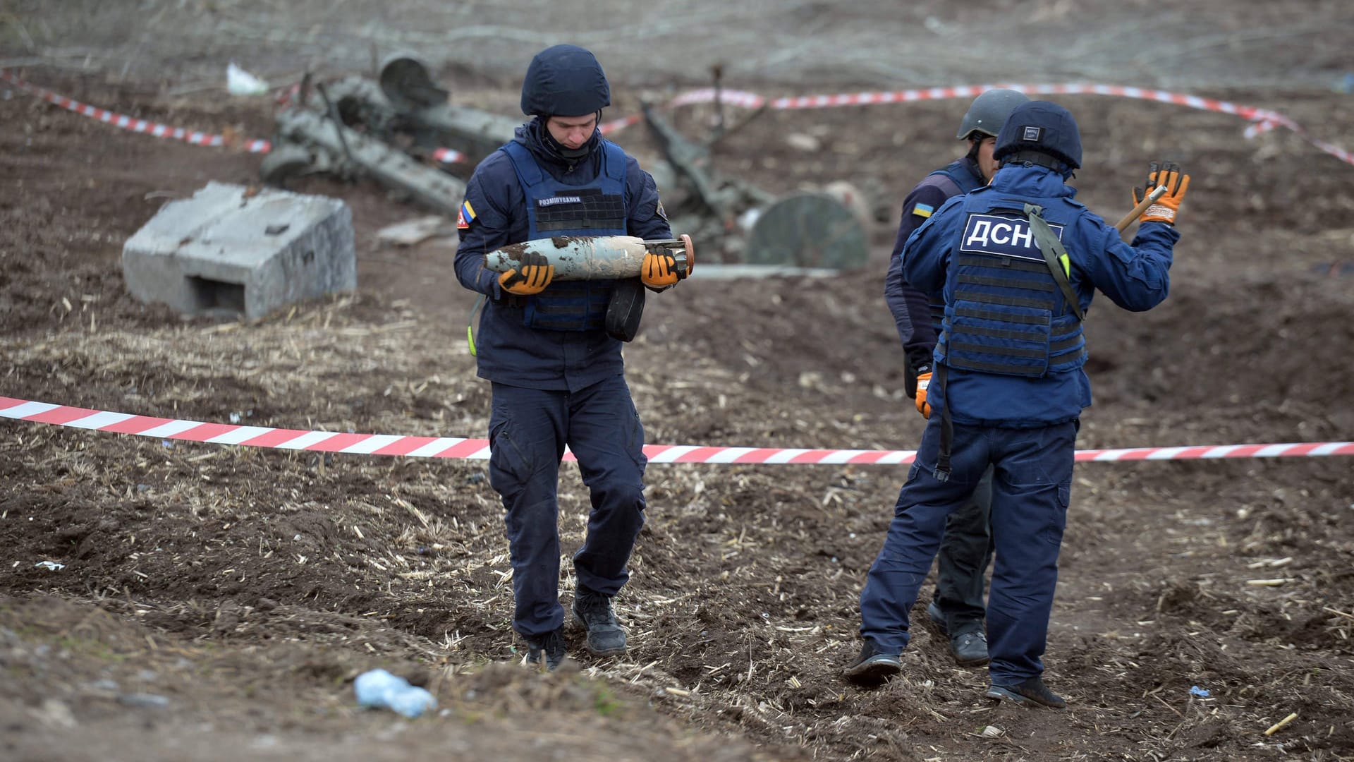 Minen-Räumkommando im Einsatz in der Nordukraine: Tausende Hektar Ackerfläche sind vermint und können derzeit nicht bestellt werden.