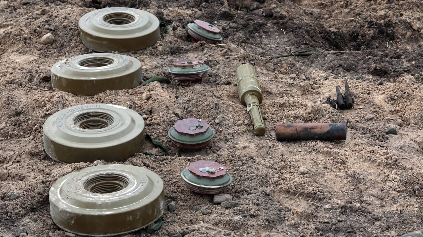 Von Feldern geräumte Munition: Russische Truppen setzen auch international geächtete Tretminen ein.