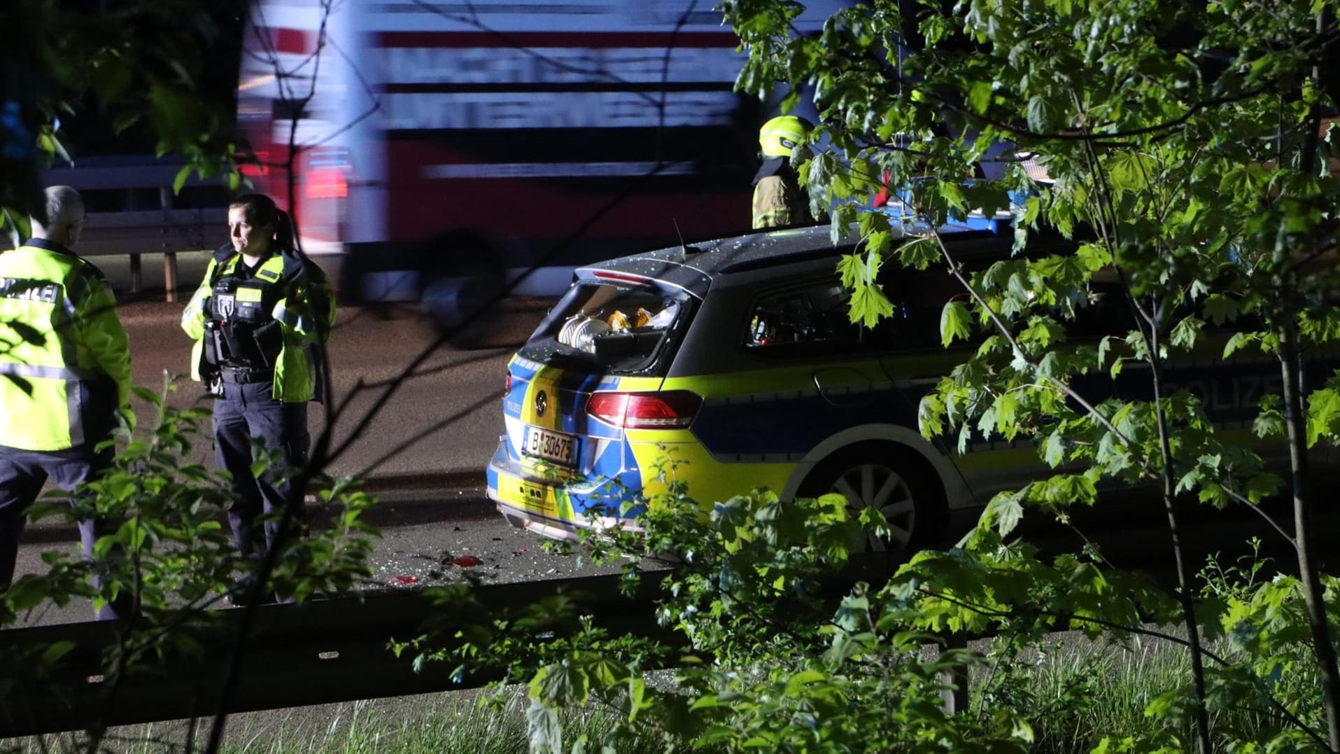 Der beschädigte Polizeiwagen: Ein Polizist wurde bei Kollision verletzt.