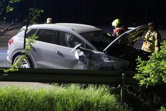 Der beschädigte Audi: Er war auf der Avus in einen Einsatzwagen der Polizei gekracht.