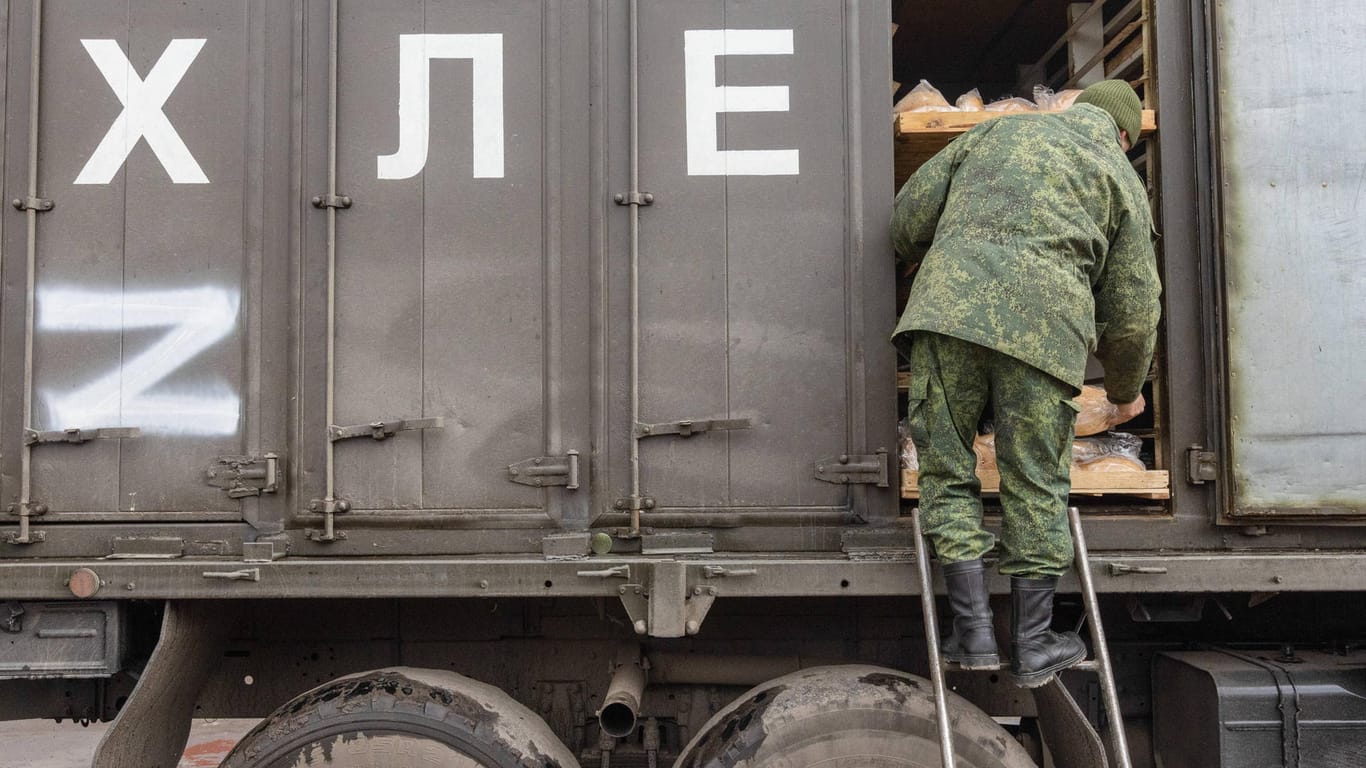 Lkw prorussischer Truppen im Osten der Ukraine: Immer wieder kommt es der Ukraine zufolge zu Getreide-Plünderungen, Lkw mit dem "Z"-Symbol bringen Getreide nach Russland.