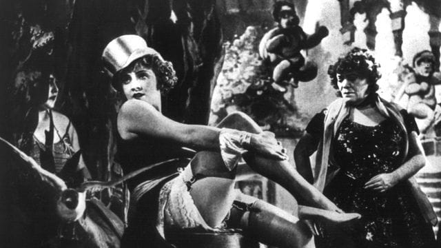 Die deutsche Filmschauspielerin Marlene Dietrich betört als Lola-Lola in dem von Josef von Sternberg inszenierten Ufa-Film "Der blaue Engel" die Männerwelt.