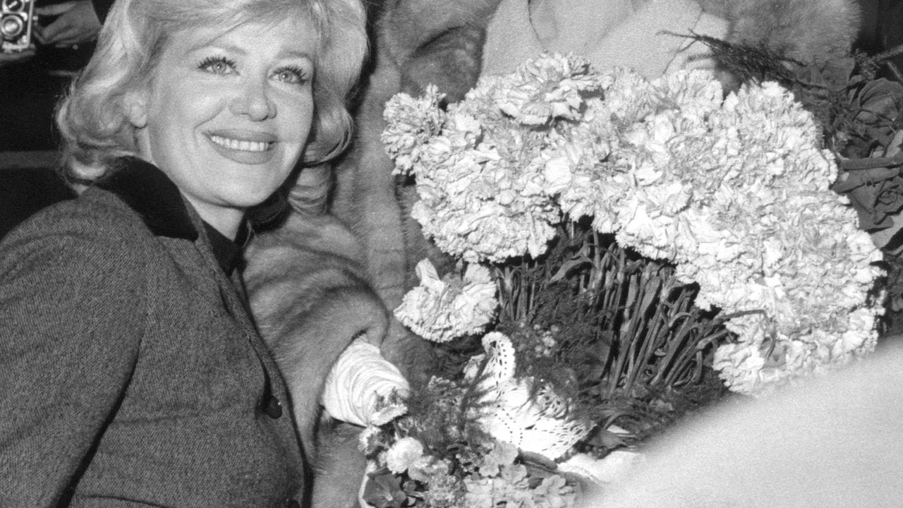 Marlene Dietrich (r) wird von der Schauspielerin Hildegard Knef bei ihrer Ankunft in West-Berlin begrüßt (1960). Marlene Dietrich (r) wird von der Schauspielerin Hildegard Knef bei ihrer Ankunft in West-Berlin begrüßt (1960).