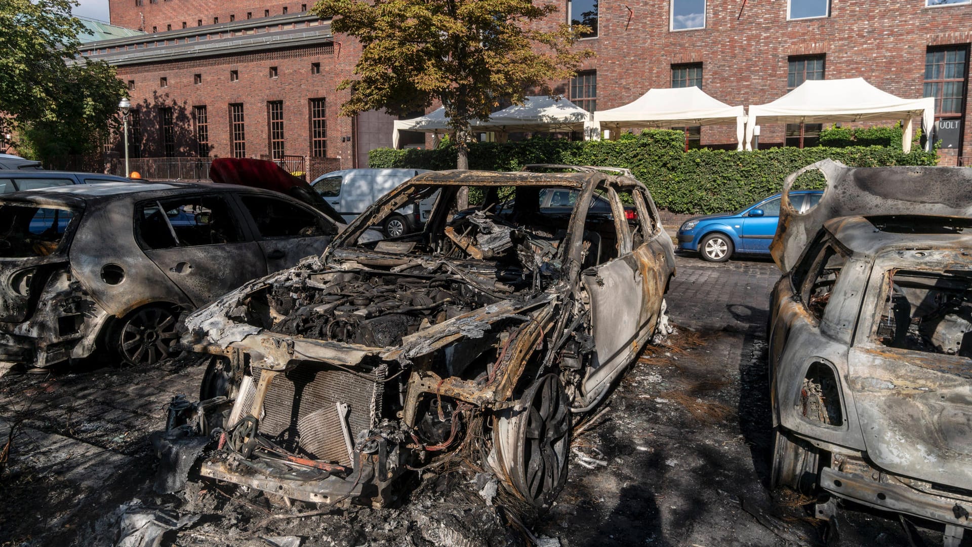 Verbrannte Autos am Paul-Linke-Ufer in Kreuzberg (Symbolfoto): Der 39-Jährige wurde bereits in der Vergangenheit als Brandstifter auffällig. Verbrannte Autos am Paul-Linke-Ufer in Kreuzberg (Symbolfoto): Der 39-Jährige wurde bereits in der Vergangenheit als Brandstifter auffällig.