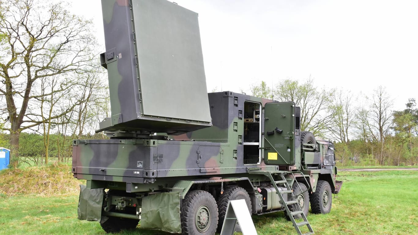 Radarsystem vom Typ Cobra auf dem Übungsplatz der Bundeswehr in Munster: Die Antenne am heck kann feindliche Stellungen in bis zu 100 Kilometer orten.