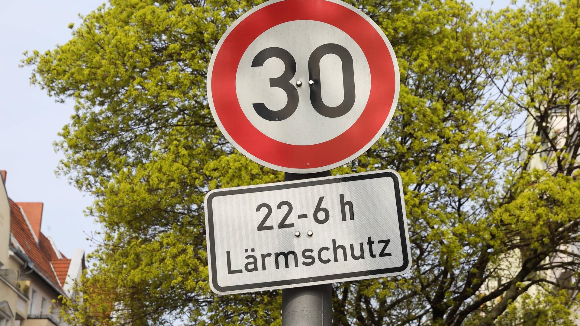 Verkehrsschild Tempo 30 mit einem Zusatzschild (Symbolbild): Der Lärmschutz ist für die rot-rot-grüne Landesregierung ein wichtiges Ziel. Verkehrsschild Tempo 30 mit einem Zusatzschild (Symbolbild): Der Lärmschutz ist für die rot-rot-grüne Landesregierung ein wichtiges Ziel.