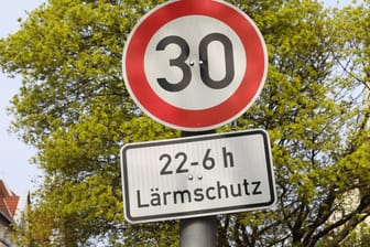 Verkehrsschild Tempo 30 mit einem Zusatzschild (Symbolbild): Der Lärmschutz ist für die rot-rot-grüne Landesregierung ein wichtiges Ziel.