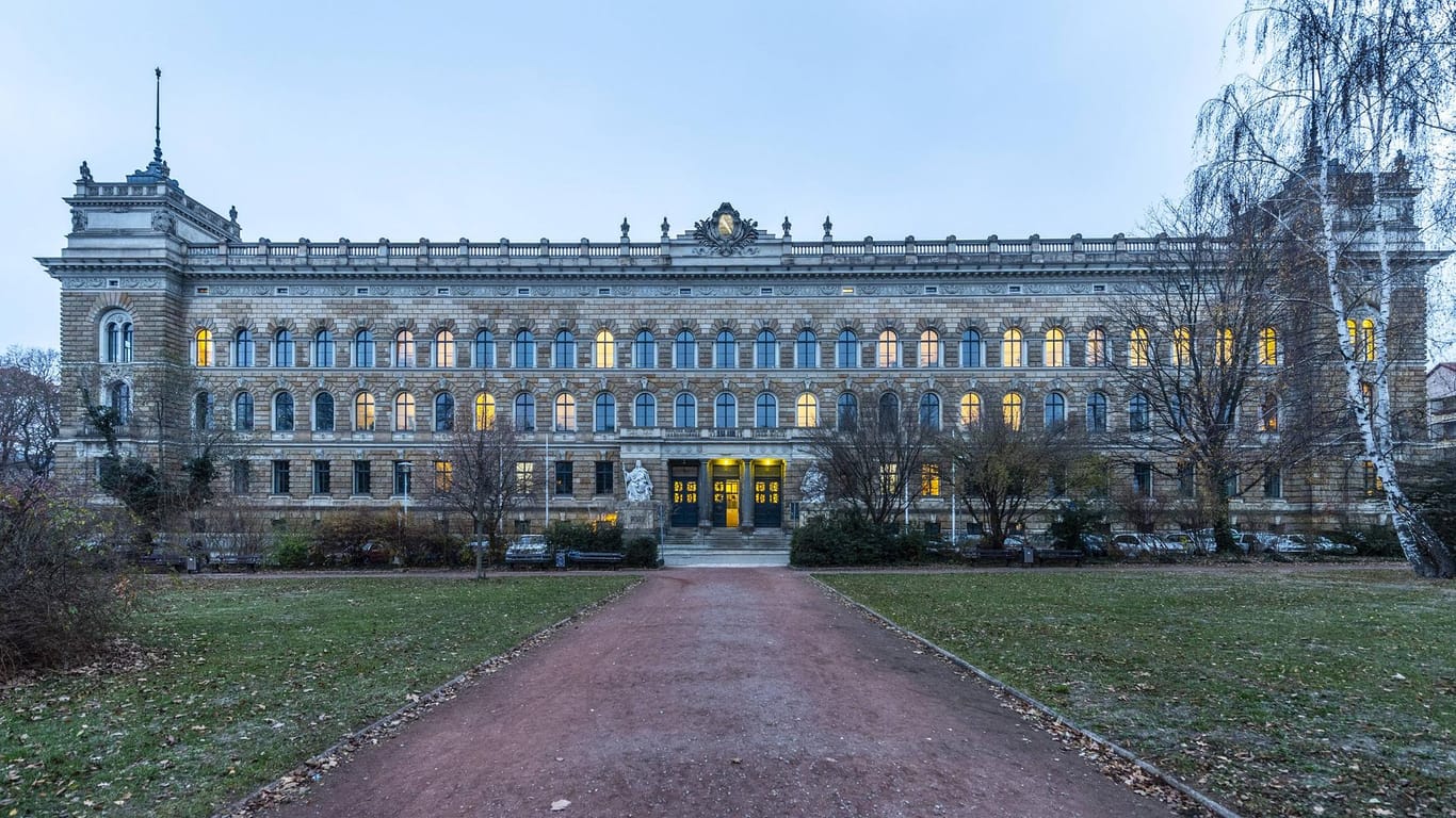 Das Landgericht in Dresden von außen (Archivbild): Hier werden zahlreiche Geldstrafen verhängt.