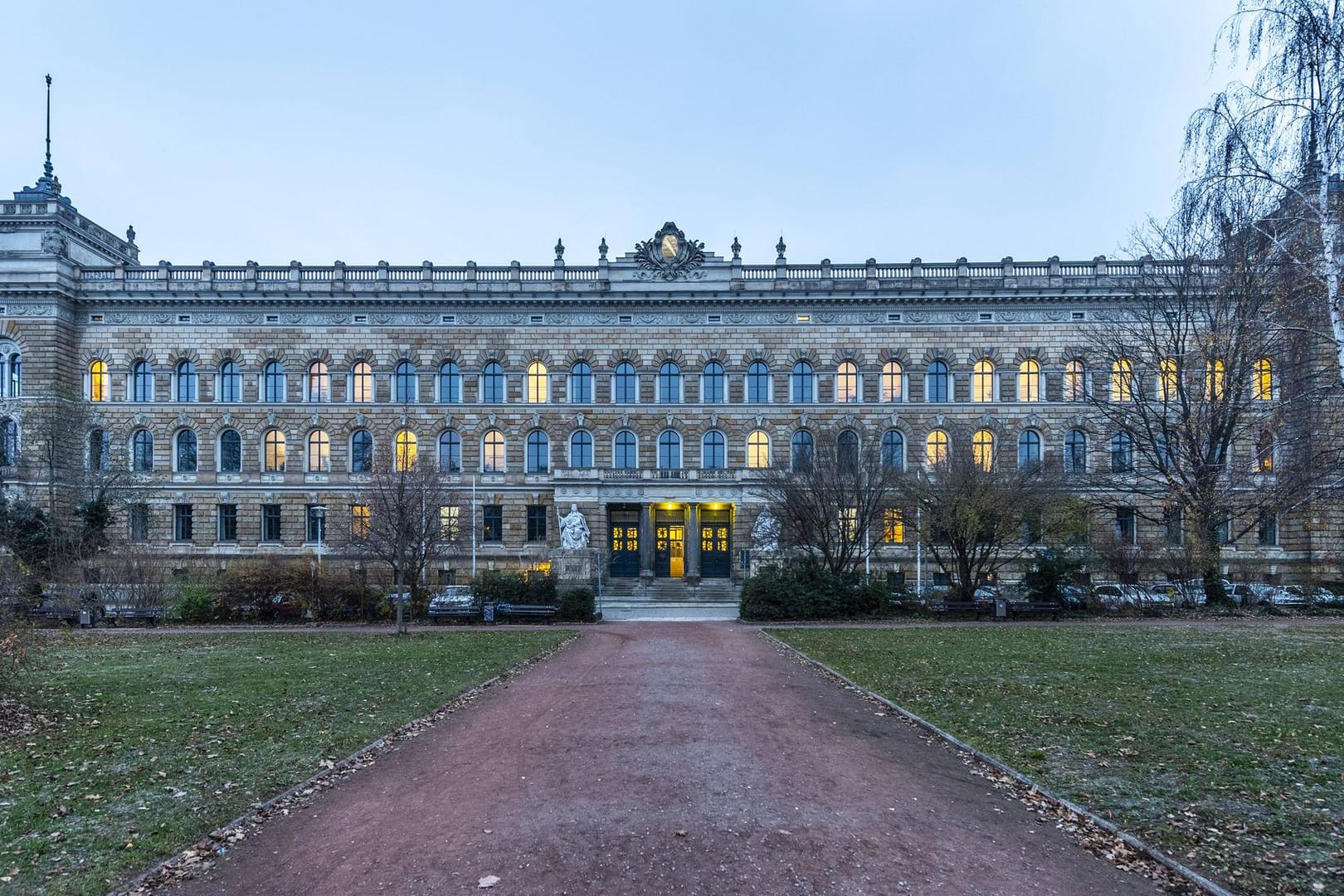 Das Landgericht in Dresden von außen (Archivbild): Hier werden zahlreiche Geldstrafen verhängt.