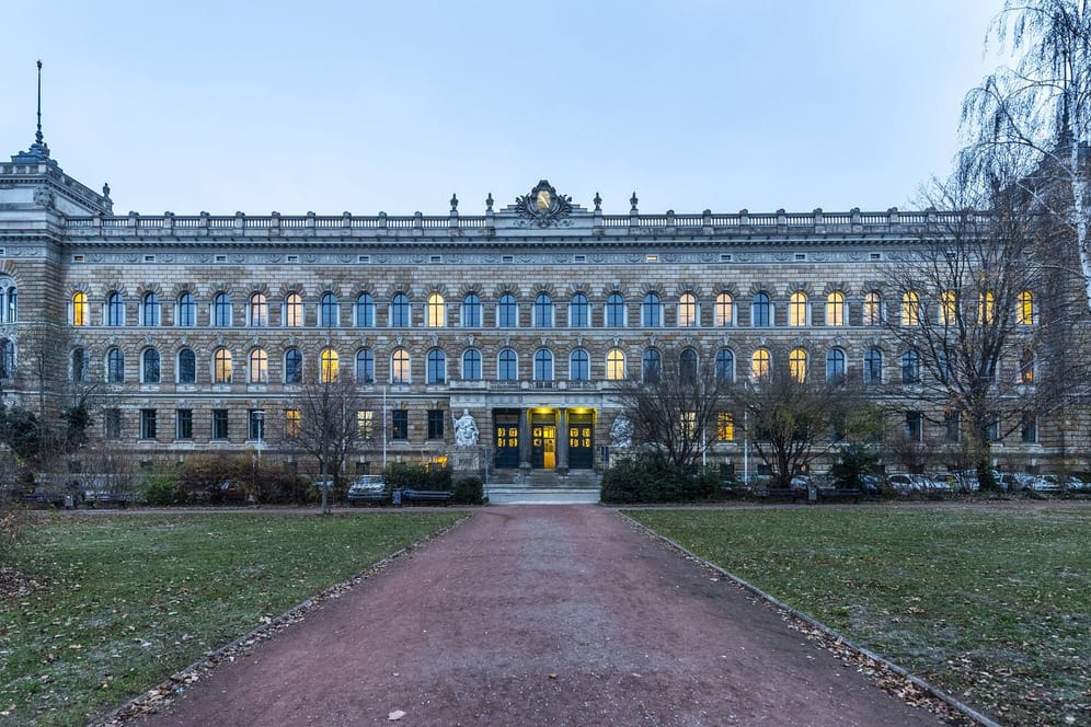 Das Landgericht in Dresden von außen (Archivbild): Hier werden zahlreiche Geldstrafen verhängt.