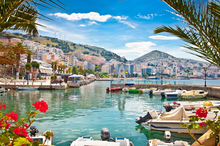 Sarandas Hafen in Albanien: Das Land an der Riviera gilt als Geheimtipp für Kroatien-Fans.