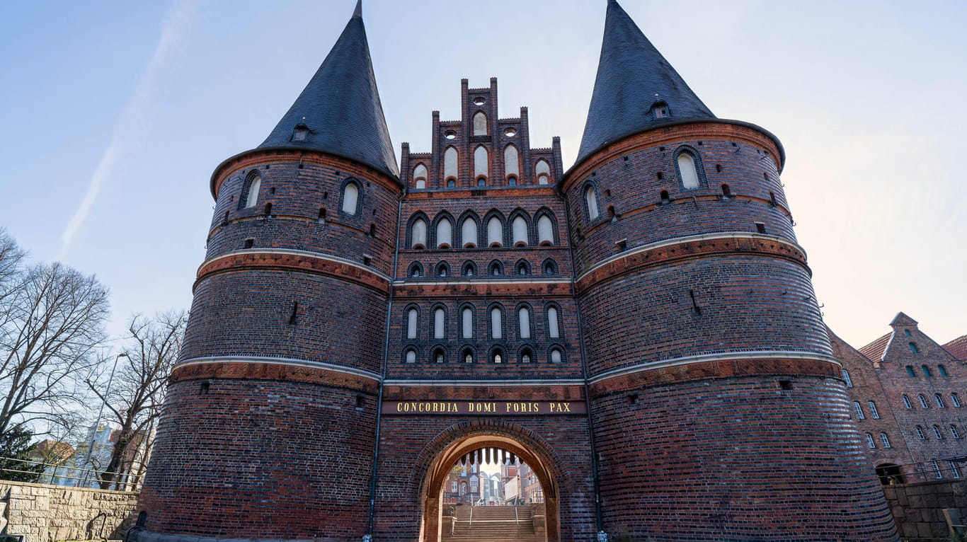 Das Holstentor in Lübeck (Archivbild): Das Stadttor ist das Wahrzeichen der Hansestadt.