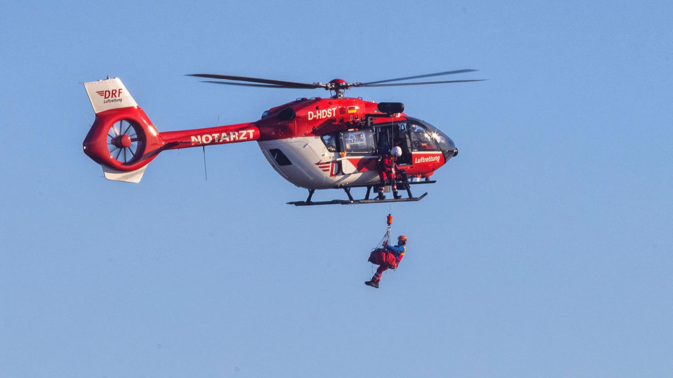 Ein Notarzt-Hubschrauber der Bergwacht (Symbolbild): Im Winter verunglückten viele Wanderer, die nicht auf die Wetterbedingungen vorbereitet waren.