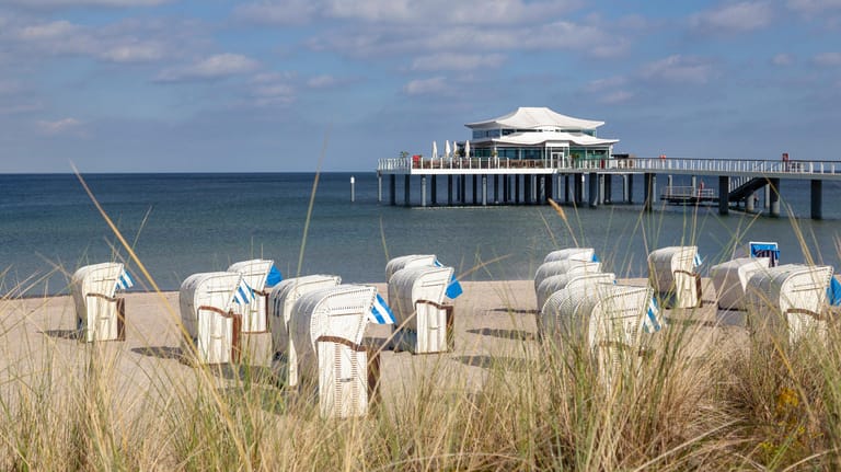 Strandkörbe am Timmendorfer Strand (Archivbild): Der Ort lockt jährlich mehr als eine Million Besucher, die auch dort übernachten.