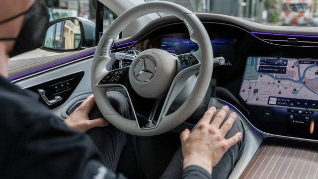 Freihändig Autofahren: Mercedes startet in Deutschland den Verkauf seines Assistenzsystems "Drive Pilot".