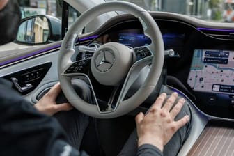 Freihändig Autofahren: Mercedes startet in Deutschland den Verkauf seines Assistenzsystems "Drive Pilot".