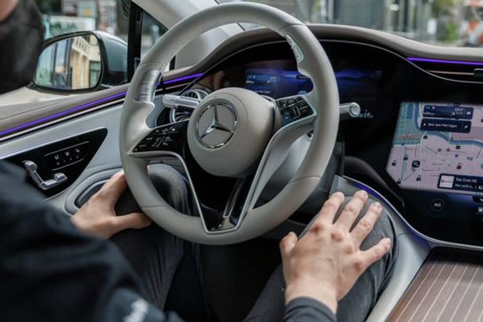 Freihändig Autofahren: Mercedes startet in Deutschland den Verkauf seines Assistenzsystems "Drive Pilot".