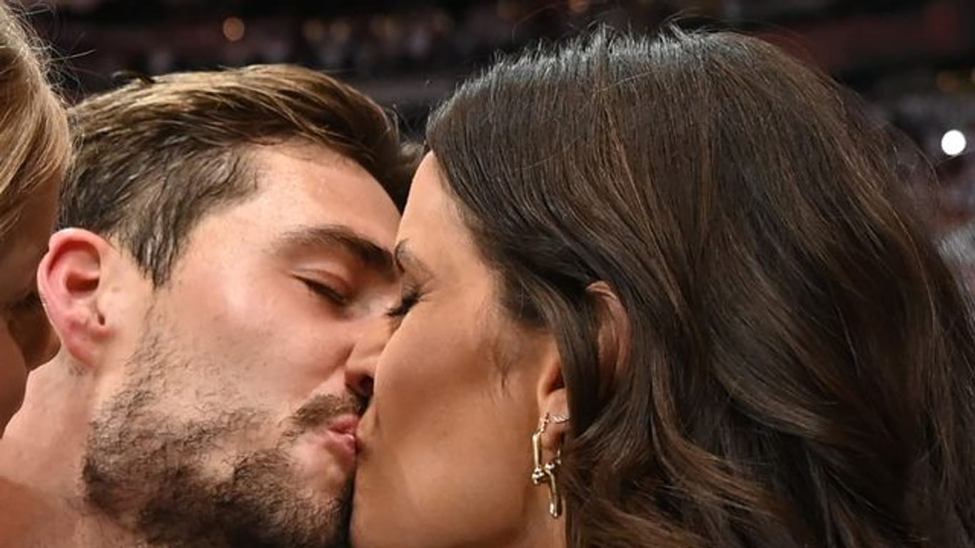 Kevin Trapp (Eintracht Frankfurt) küsst seine Lebensgefährtin Izabel Goulart nach dem Spiel.