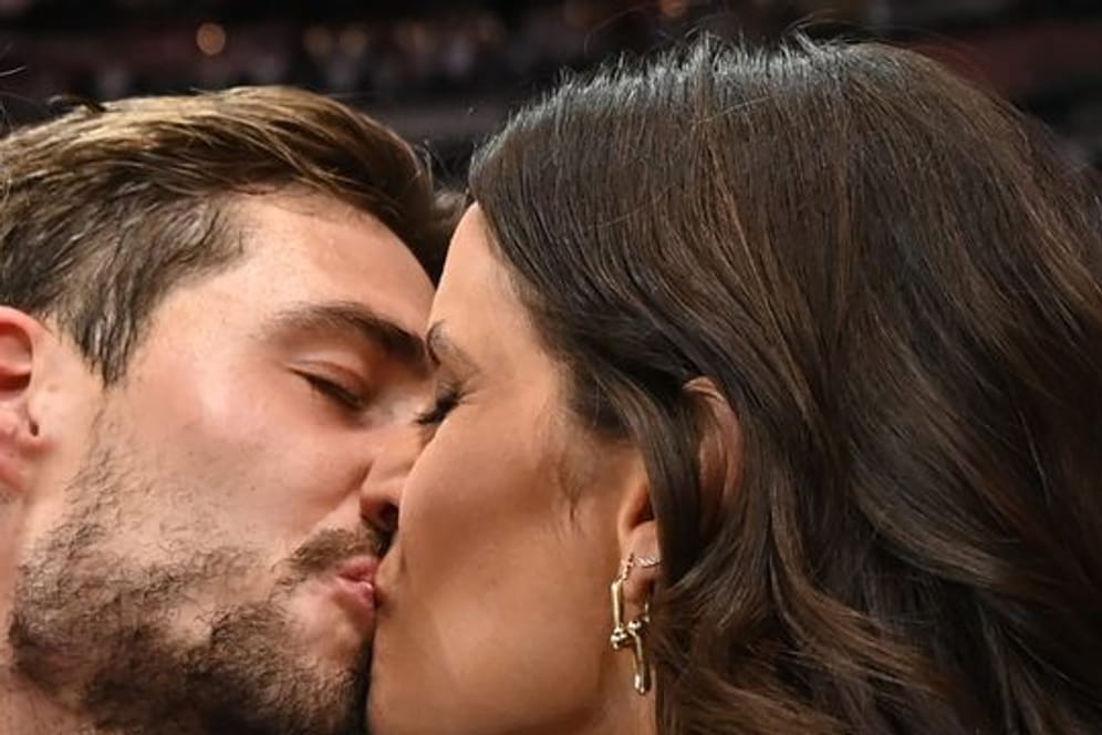 Kevin Trapp (Eintracht Frankfurt) küsst seine Lebensgefährtin Izabel Goulart nach dem Spiel.