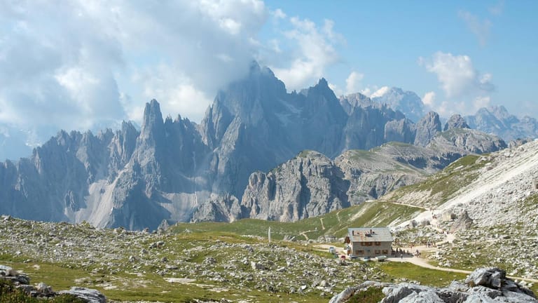 Die Alpen im Sommer (Archivbild): In diesem Jahr werden besonders viele Touristen in der Bergregion erwartet.