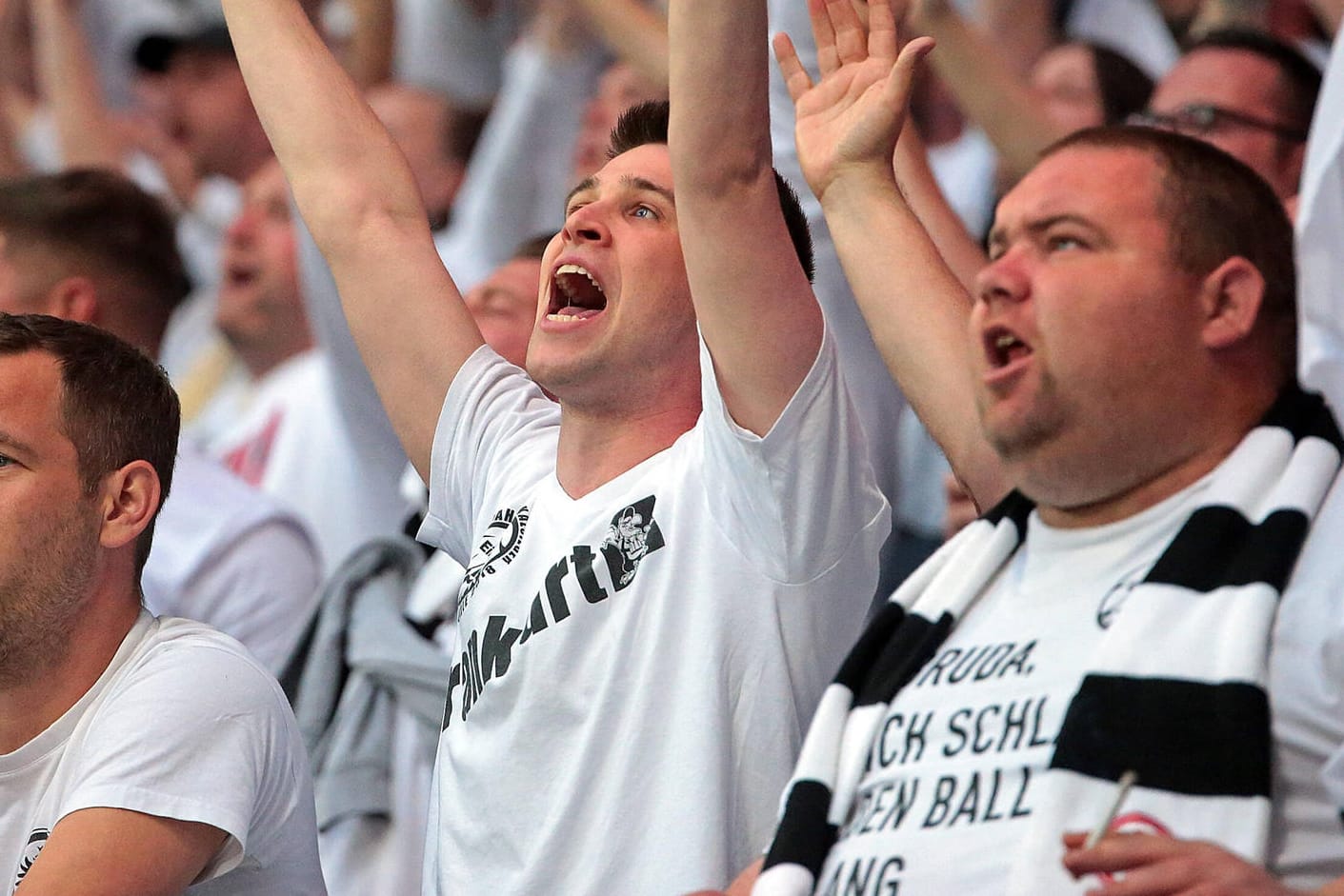 Frankfurt-Fans im Spiel gegen West Ham: Viele von ihnen wollen bald nach Sevilla reisen.