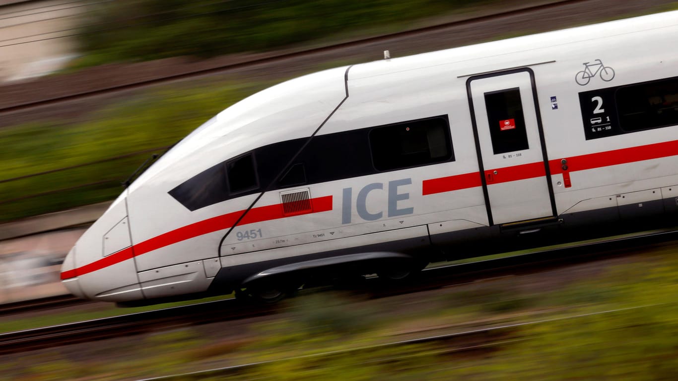 Ein ICE von außen (Symbolbild): Während des Halts am Bahnhof müssen die Täter schnell gehandelt haben.