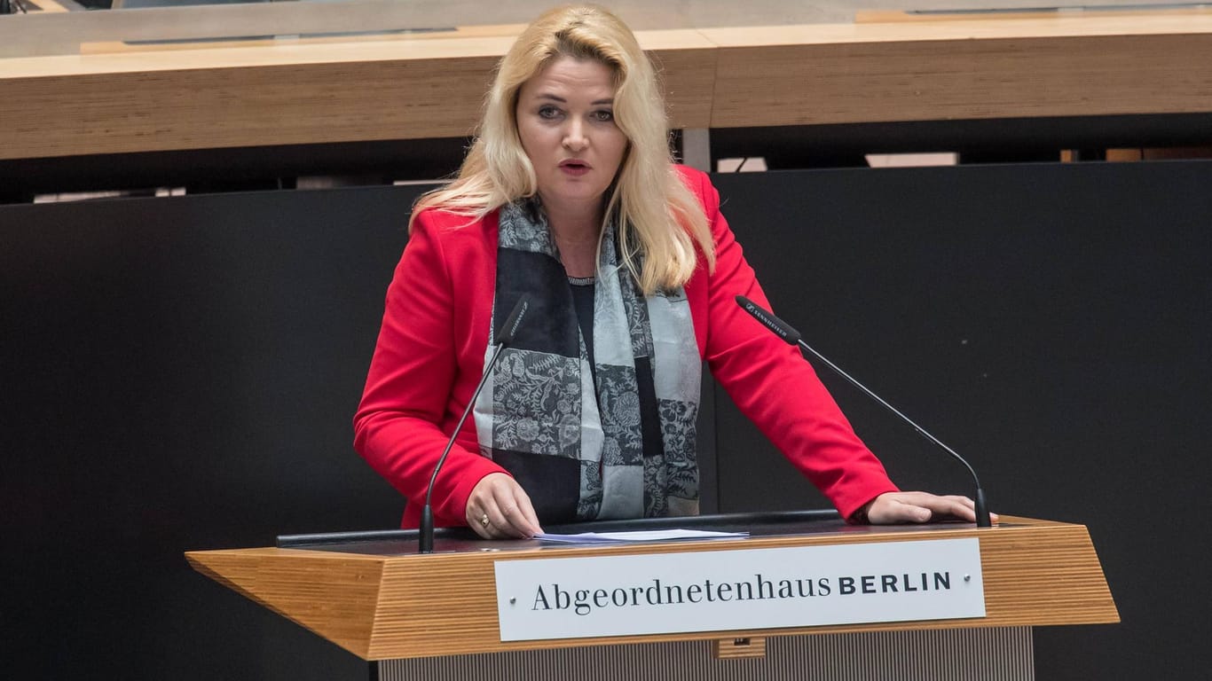 Kristin Brinker im Abgeordnetenhaus Berlin (Archivbild): Die Vorsitzende der AfD-Fraktion kündigt rechtliche Schritte an.