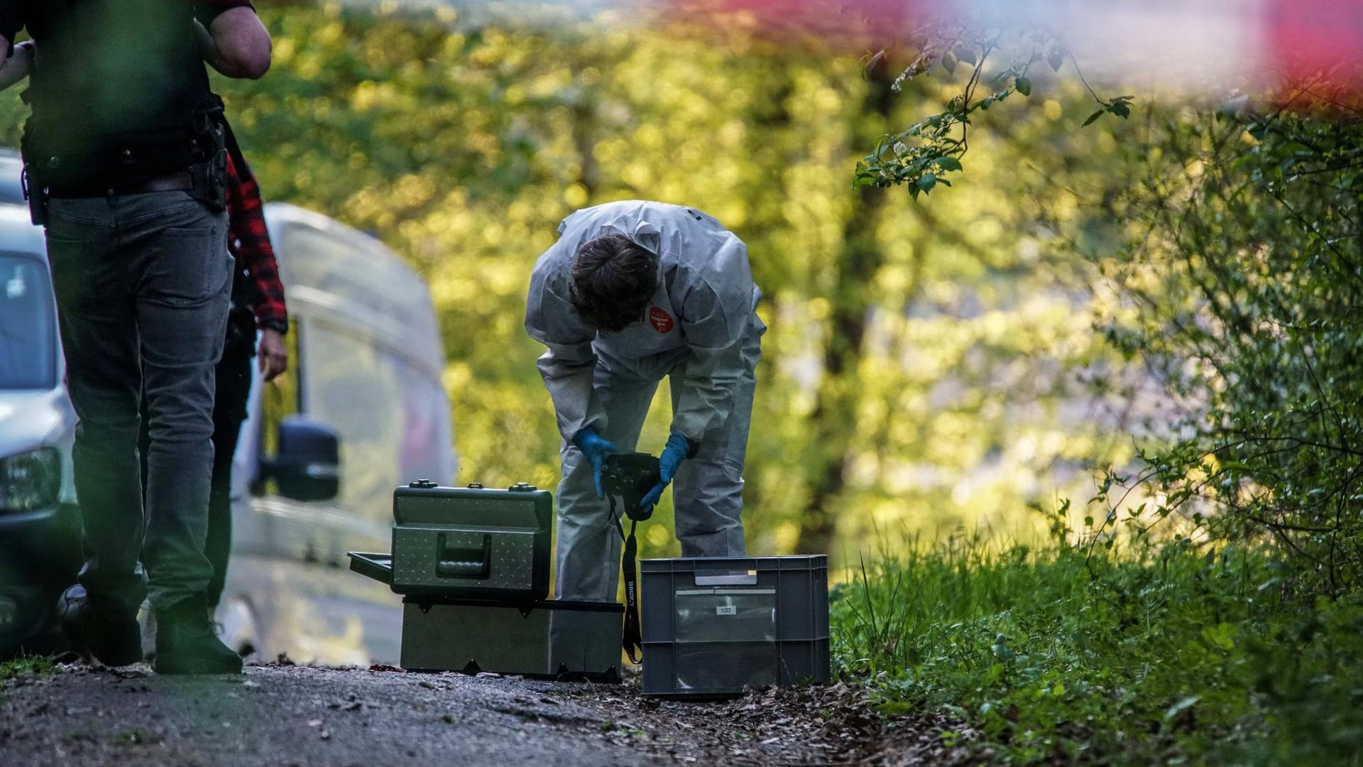 Polizisten am Fundort der Leiche (Archivbild): Das Opfer hatte zunächst nicht identiziert werden können. Polizisten am Fundort der Leiche (Archivbild): Das Opfer hatte zunächst nicht identiziert werden können.