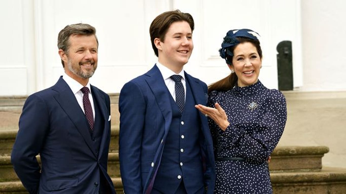 Prinz Christian (M) steht mit seinen Eltern Kronprinz Frederik von Dänemark und Kronprinzessin Mary nach seiner Konfirmation für ein gemeinsames Foto zusammen.