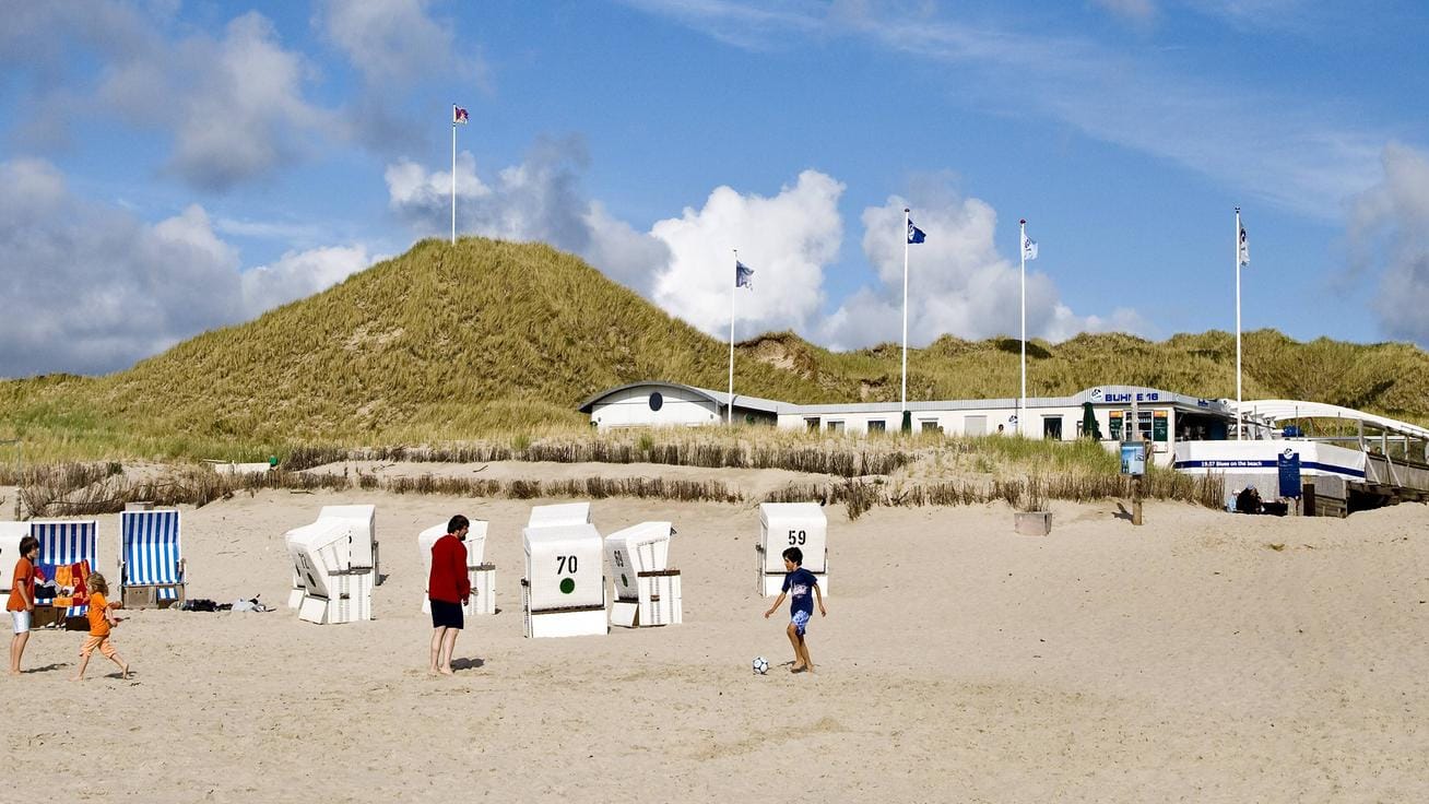 Die Strandbar Buhne 16 auf Sylt (Archivbild): Mitten in den Dünen versorgt die Bar ihre Gäste mit allerhand Leckereien und Erfrischungen.