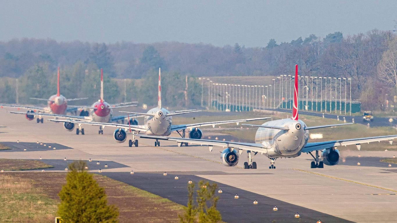 Flugzeuge warten auf den Abflug vom Flughafen Berlin-Brandenburg (Symbolbild): Hohe Kosten und lange Bauzeiten gehören zu den bekannten Pannen beim BER.