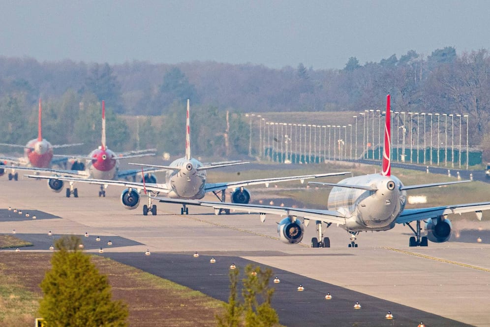 Flugzeuge warten auf den Abflug vom Flughafen Berlin-Brandenburg (Symbolbild): Hohe Kosten und lange Bauzeiten gehören zu den bekannten Pannen beim BER.