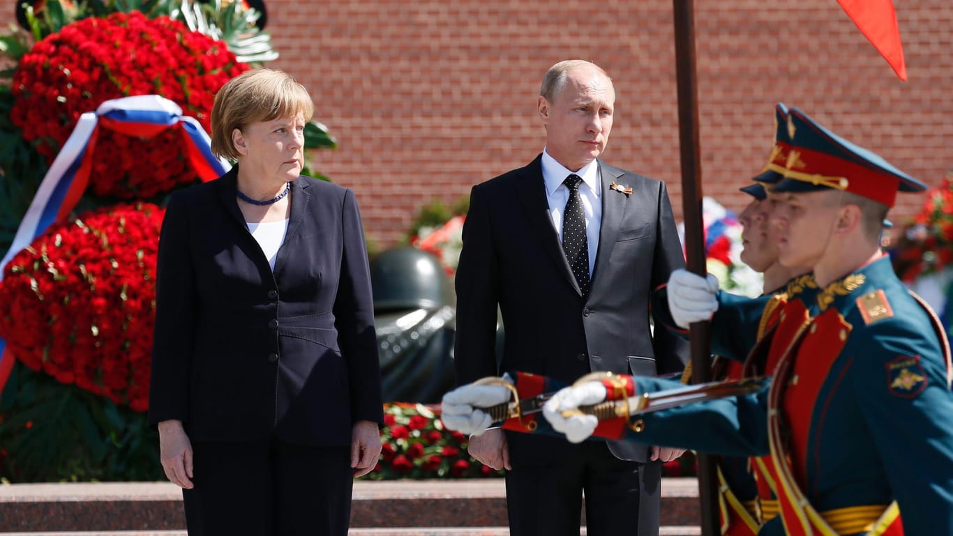 Angela Merkel und Wladimir Putin (Archivbild): 2015 blieb die damalige Bundeskanzlerin den Feierlichkeiten zum 9. Mai in Moskau fern.