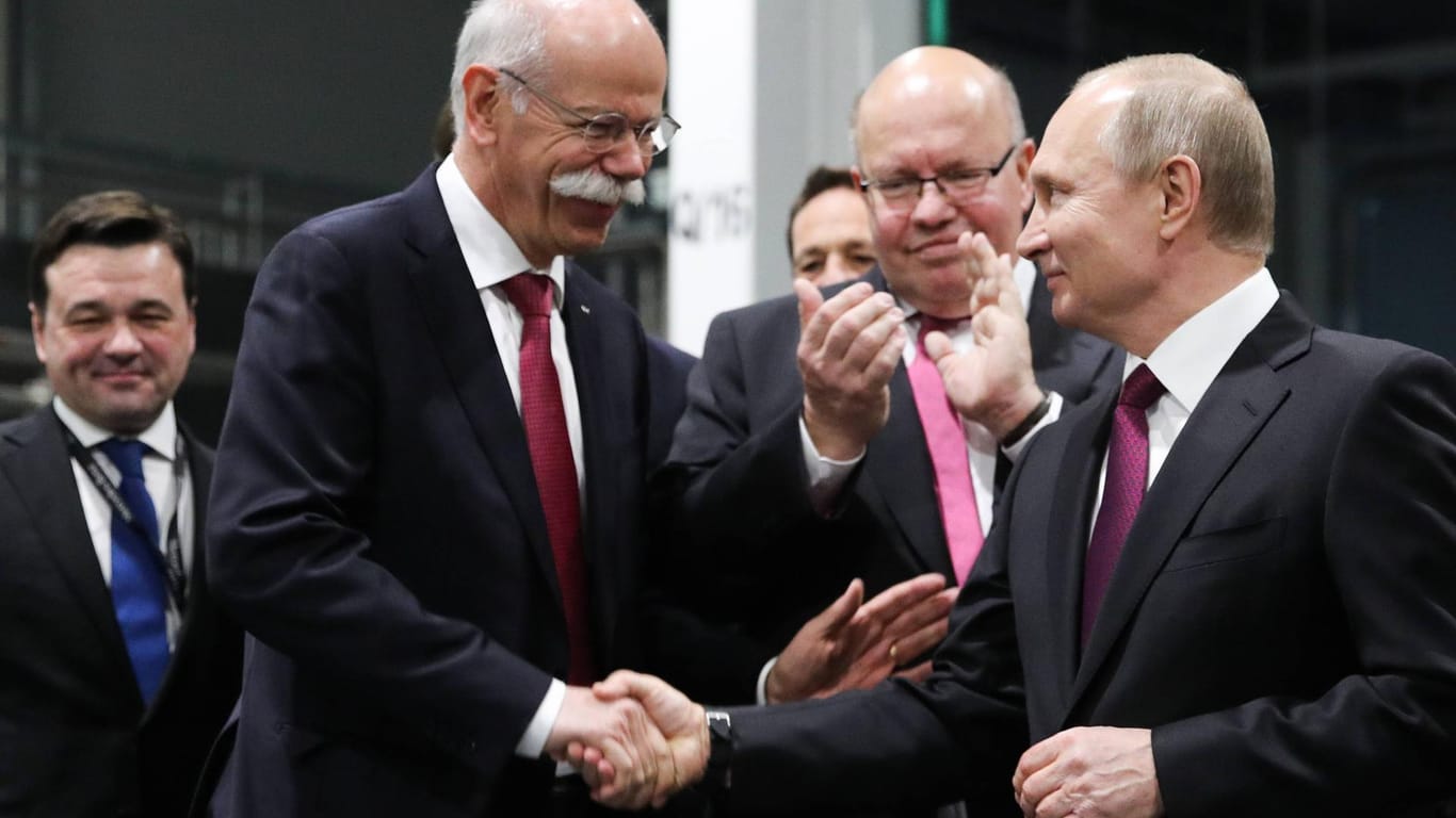 Zu Gast in Moskau: Bundeswirtschaftsminister Peter Altmaier (M.) besuchte das Daimler-Werk und Putin.
