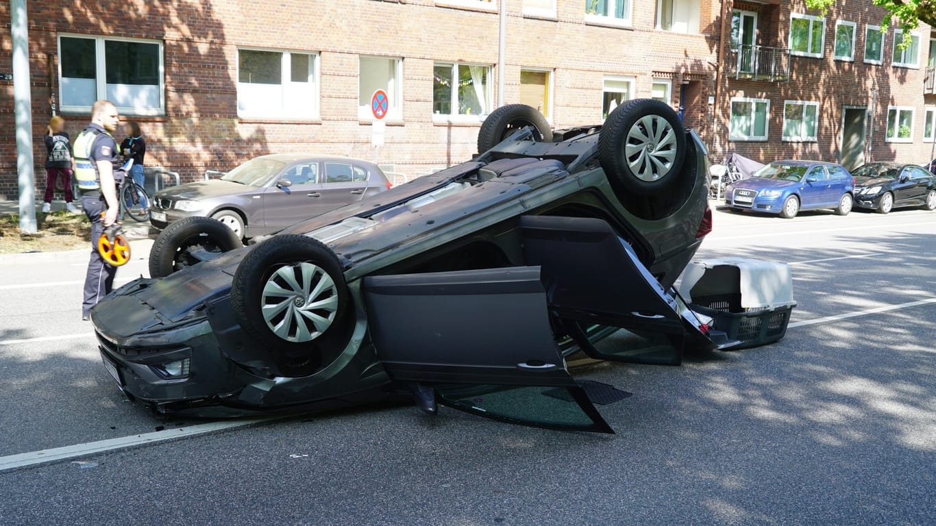Ein Auto liegt auf dem Dach: Die Fahrerin wurde bei dem Unfall leicht verletzt und musste ins Krankenhaus.