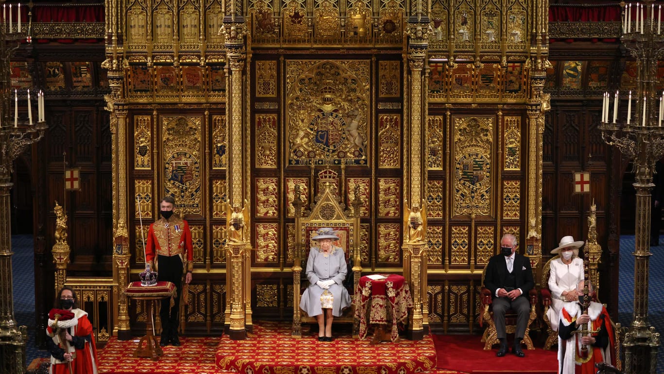 Queen Elizabeth II., Prinz Charles und Herzogin Camilla: Hier zu sehen bei der Parlamentseröffnung 2021.