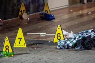 Tatort nach einem Messerangriff (Archivbild): In Wesseling ist ein Mann in der Nacht auf Freitag lebensgefährlich verletzt worden.