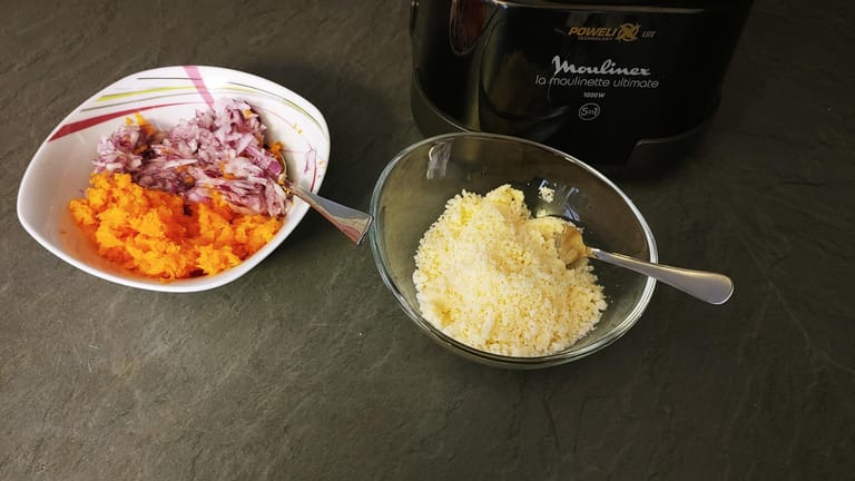 Karotte, Zwiebel und Parmesan: Diese Speisen wurden mit der Moulinette zerkleinert.