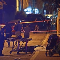 Im israelischen Tel Aviv gab es erneut einen tödlichen Anschlag: Die Täter sind auf der Flucht.