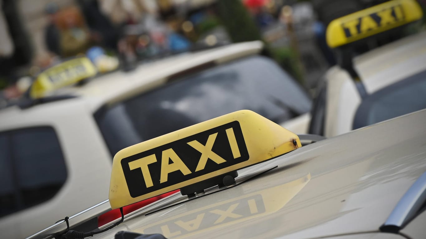 Taxi-Schilder auf mehreren Fahrzeugen (Symbolbild): Das Beförderungsgewerbe klagt über hohe Ausgaben.