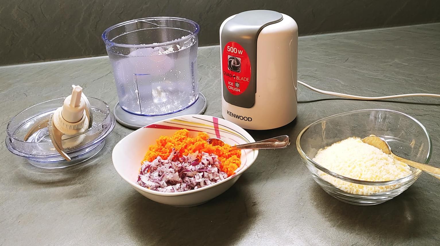 Lockeren Parmesan sowie feine Zwiebeln und Möhrchen schafft das Gerät von Kenwood.