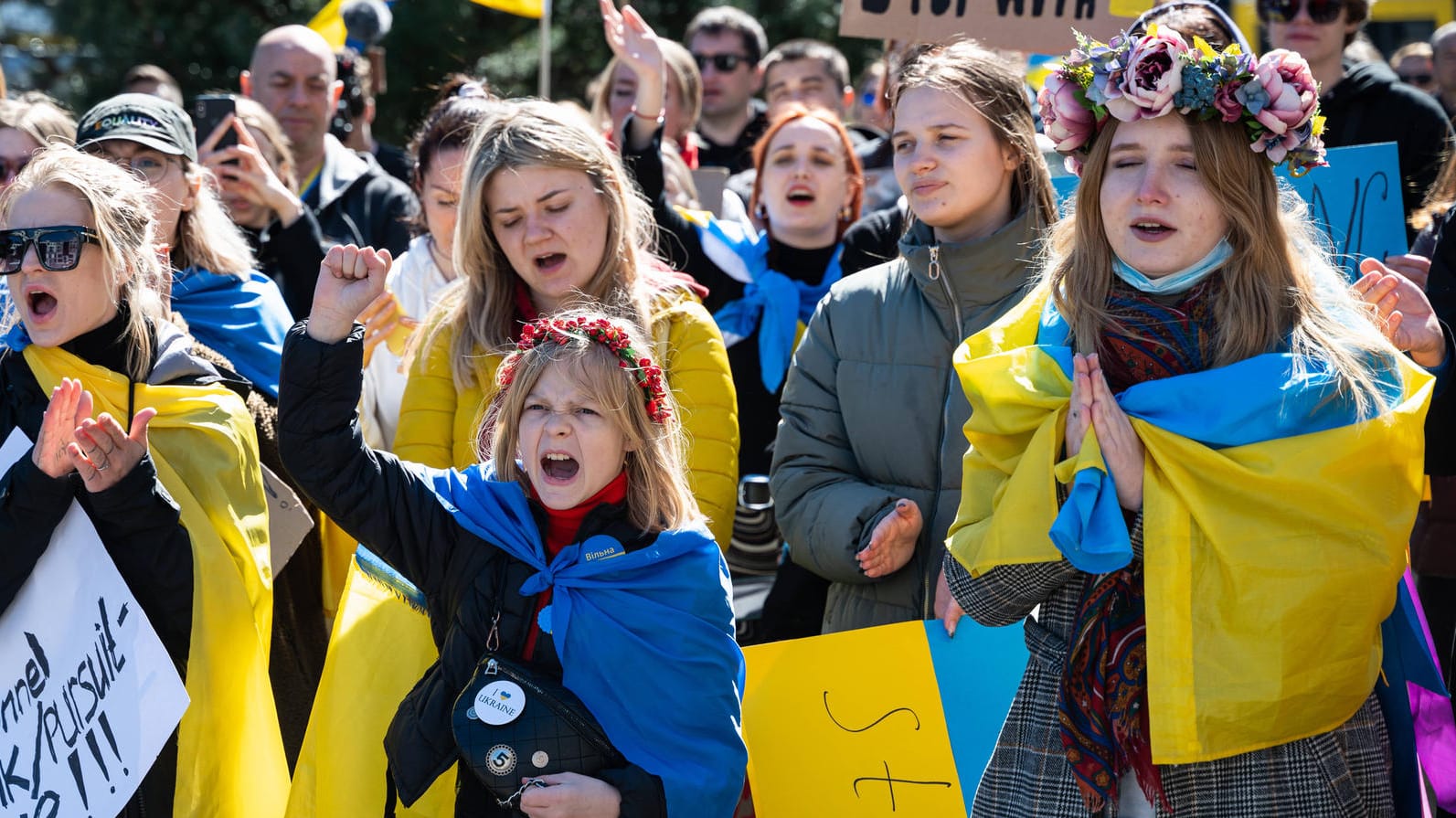 Demonstrierende in Berlin: Der Verfassungsschutz fürchtet, Russland könnte einen Anschlag auf prorussische Demos organisieren und versuchen, ukrainische Unterstützer dafür verantwortlich zu machen.