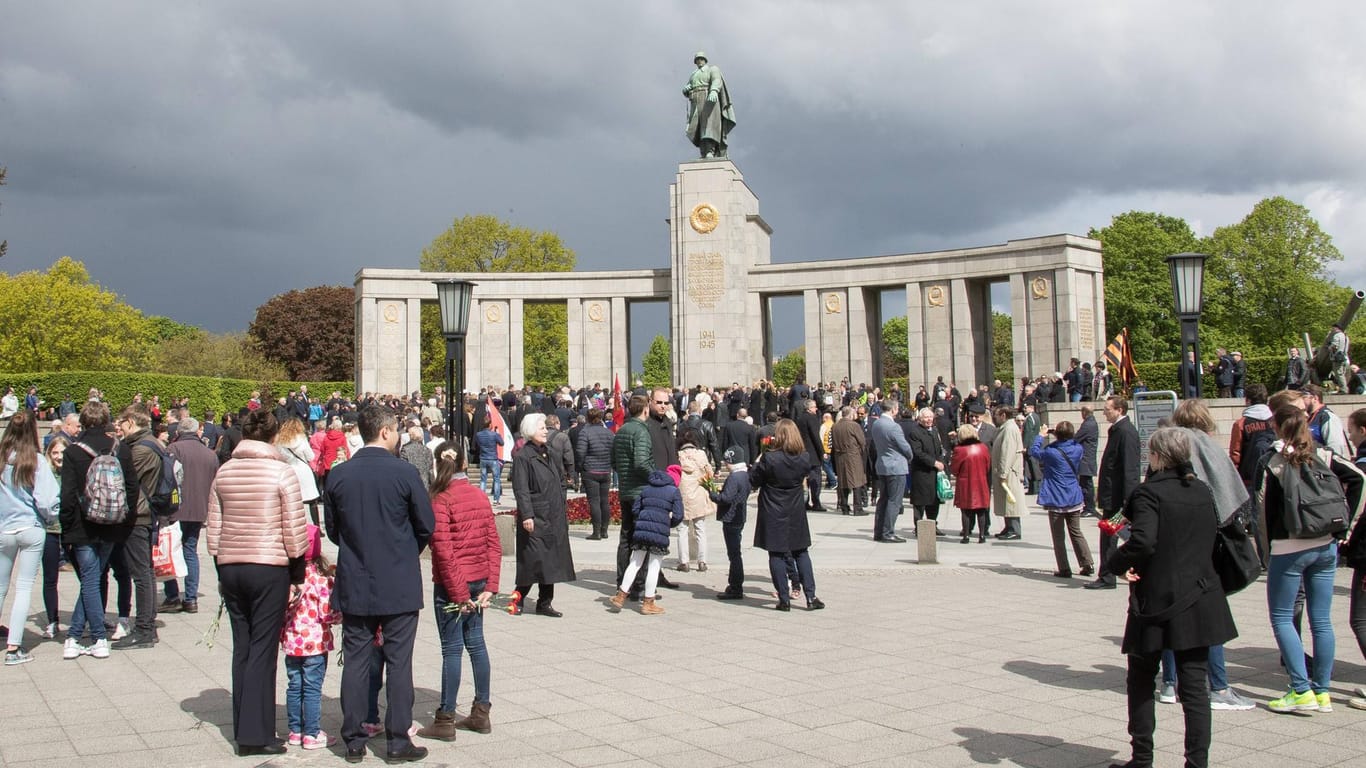 Teilnehmer bei einer Gedenkveranstaltung am Sowjetischen Ehrenmal im Großen Tiergarten (Archivbild): Auch in diesem Jahr wird es zahlreiche Veranstaltungen geben.