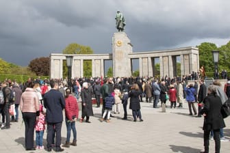 Teilnehmer bei einer Gedenkveranstaltung am Sowjetischen Ehrenmal im Großen Tiergarten (Archivbild): Auch in diesem Jahr wird es zahlreiche Veranstaltungen geben.