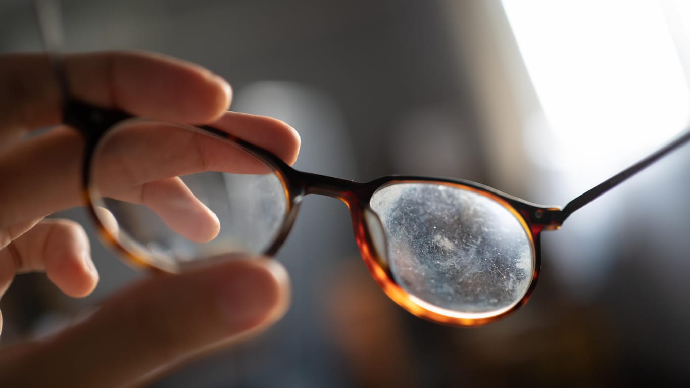 Zerkratze Brille: Beschädigungen am Glas können Schwindel und Kopfschmerzen auslösen.