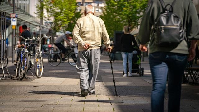 Arbeitszeiten im Ausland können für den späteren Rentenanspruch relevant sein - jedes Land zahlt dann die Leistung aus den dort zurückgelegten Zeiten.