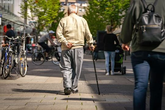 Arbeitszeiten im Ausland können für den späteren Rentenanspruch relevant sein - jedes Land zahlt dann die Leistung aus den dort zurückgelegten Zeiten.