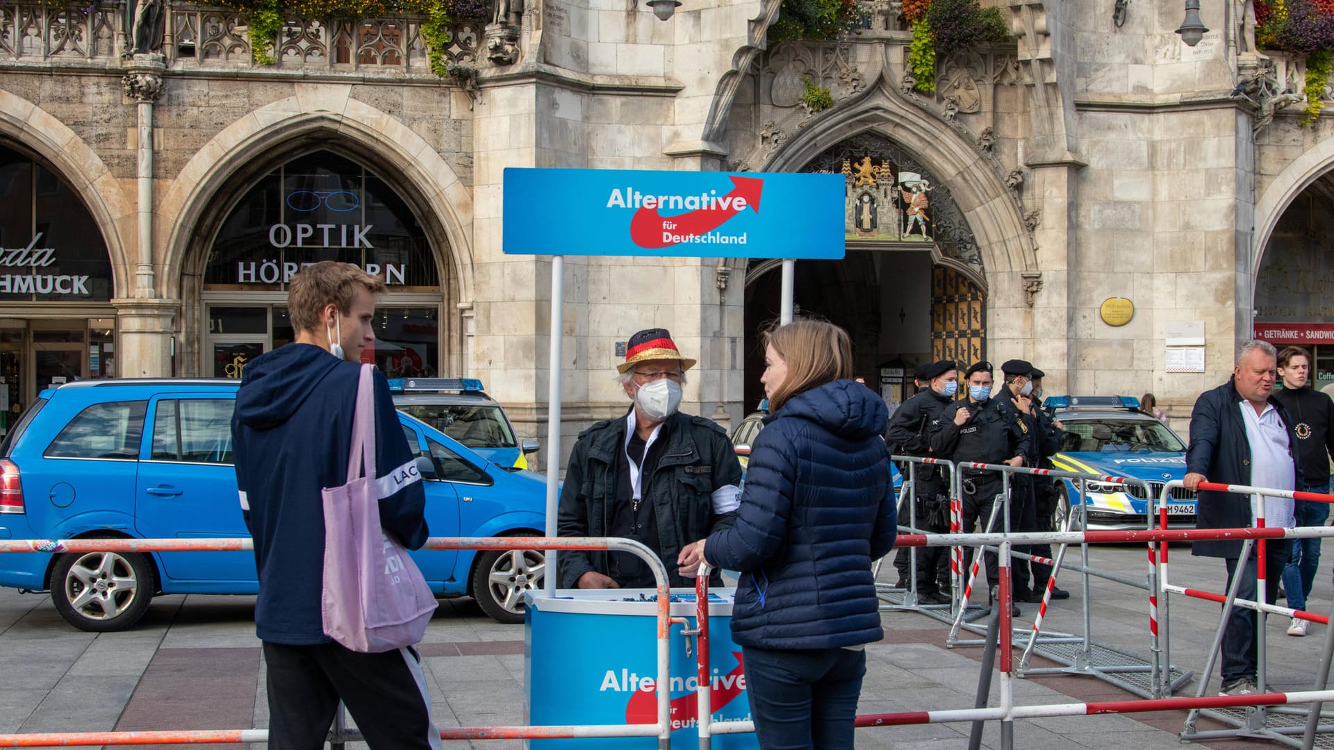Ein AfD-Wahlkampfstand während des vergangenen Bundestagswahlkampfs (Symbolfoto): In Hamburg kam es an einem ähnlichen Stand zu gewalttätigen Übergriffen. Ein AfD-Wahlkampfstand während des vergangenen Bundestagswahlkampfs (Symbolfoto): In Hamburg kam es an einem ähnlichen Stand zu gewalttätigen Übergriffen.