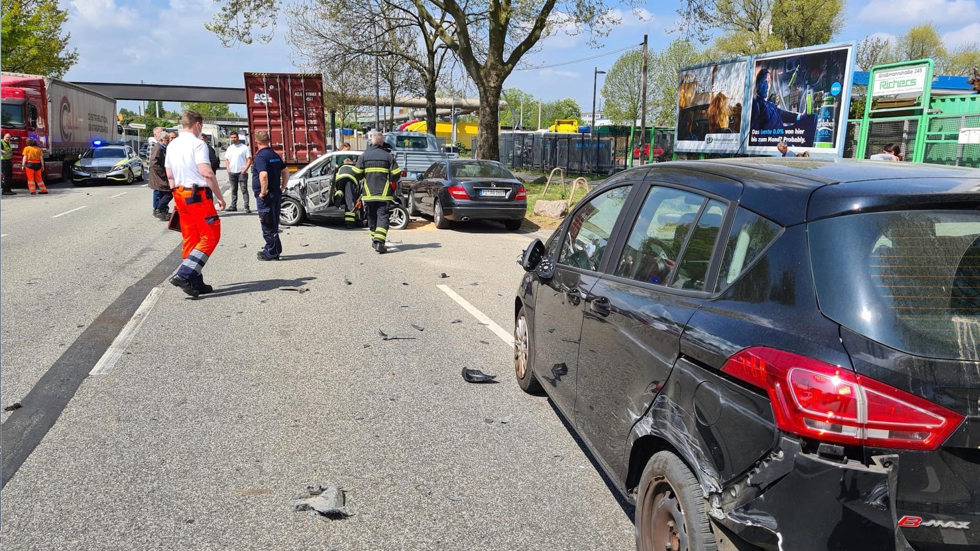 Einsatzkräfte an der Unfallstelle in Hamburg: Zwei Autos wurden durch ein Müllauto zerstört. Einsatzkräfte an der Unfallstelle in Hamburg: Zwei Autos wurden durch ein Müllauto zerstört.